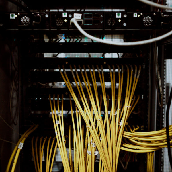 Gelbe Kabel im Serverschrank